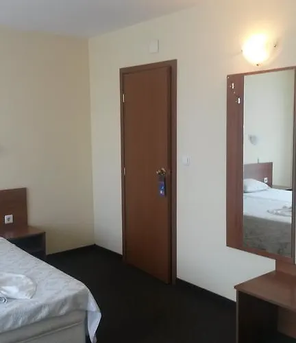 桑德尔酒店 2* 内塞伯尔